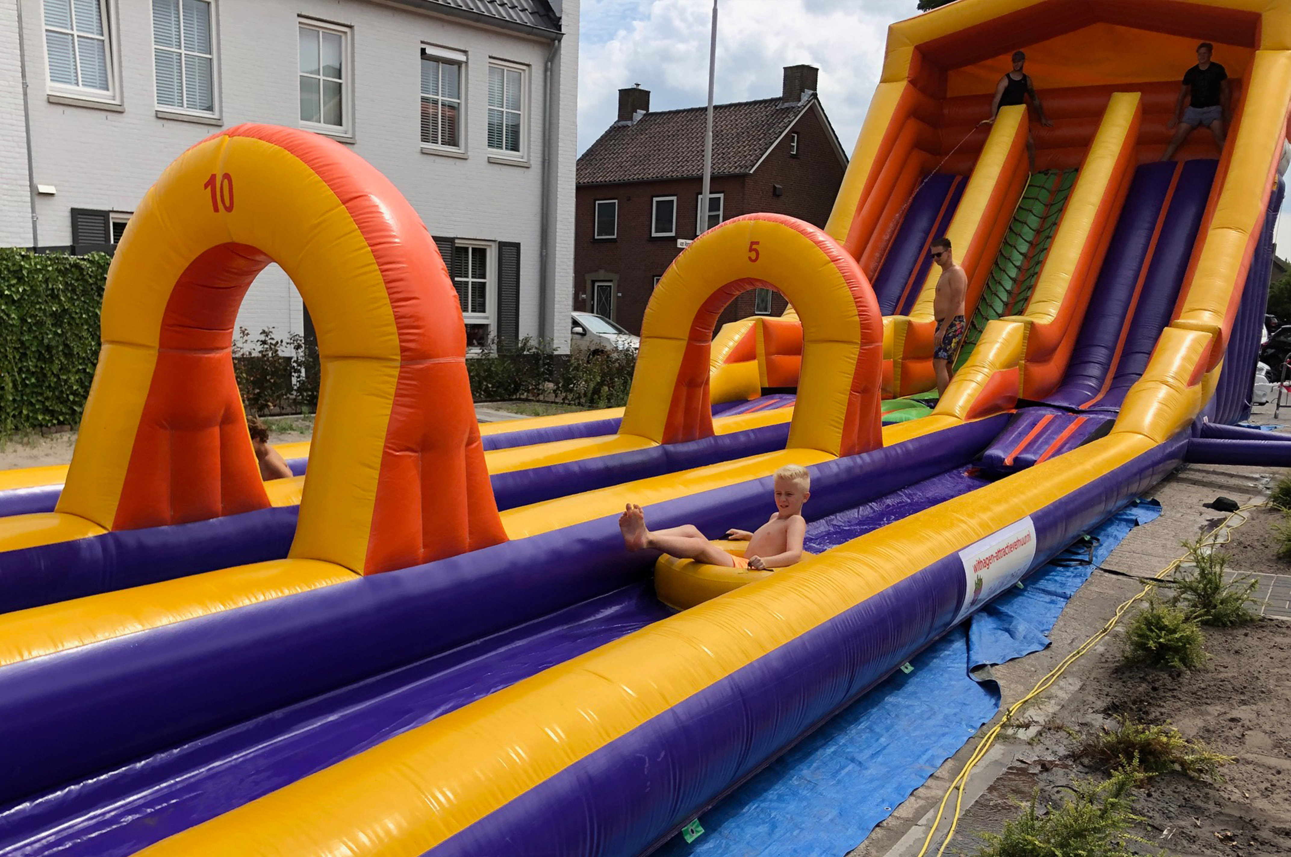 http://www.withagen-attractieverhuur.nl/nieuwsbrieven/afbeeldingen/2019/05-augustus-2019/Tilburgse_Kermis.JPG