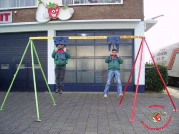 Spijkerbroeken hangen