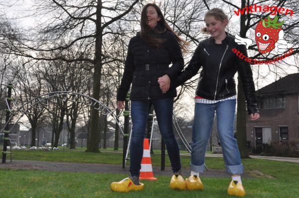 samen lopen op klompen