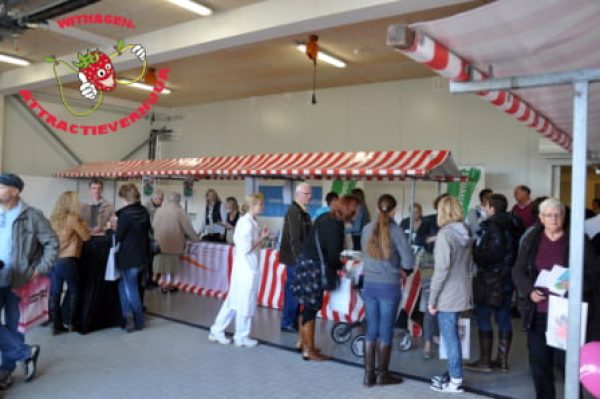 Marktkraam voor braderie of rommelmarkt