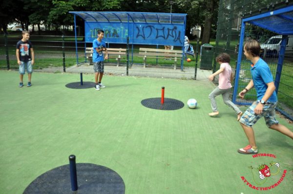 Paaltjes omstoten met voetballen