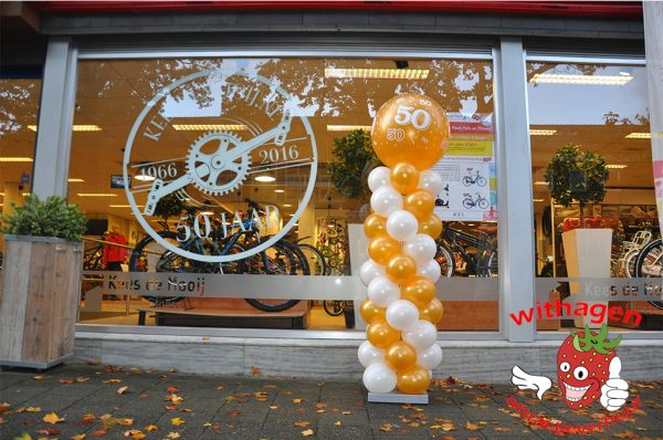 Ballonnen pilaar met gouden topballon 50