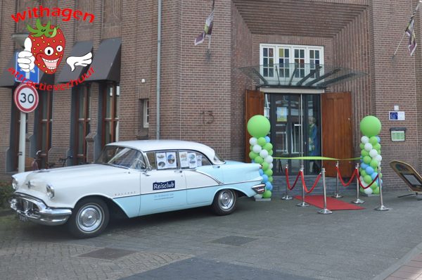 Feestelijke opening met ballonnenpilaar