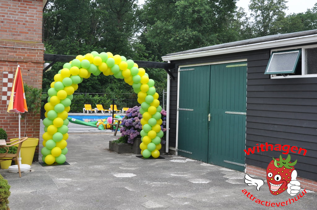 Zwitsers waarde Jurassic Park Ballonnen boog 6 m Groen/Geel huren | Withagen-attractieverhuur