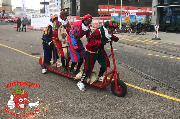 Zwarte Pieten step met 4 pieten