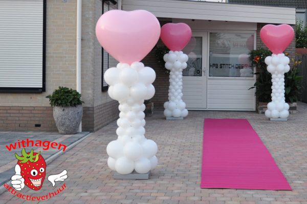 Roze loper met ballonenpilaar