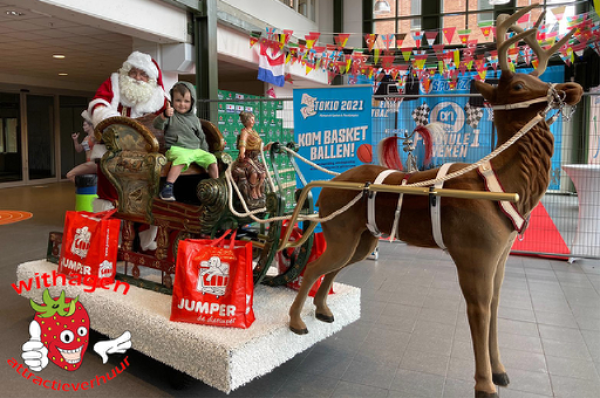 Rijdende arrenslee met Koetsier en Kerstman