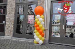 ballonnenpilaar oranje wit geel voor gevel