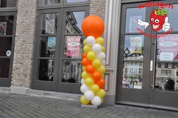 ballonnenpilaar oranje wit geel voor gevel