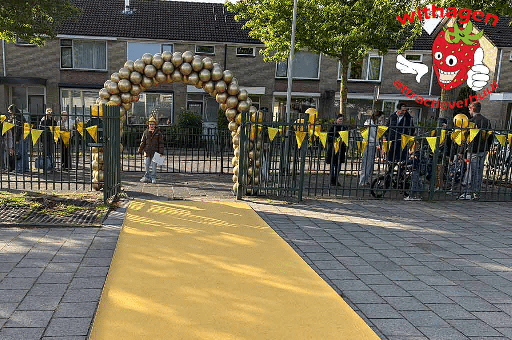 Gouden loper met gouden ballonnenboog
